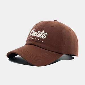 Gros plan sur la broderie 3D 'Create NEW LIFE' d'une casquette de baseball en coton marron