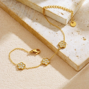 Bracelet élégant en acier inoxydable doré avec fleurs et pierres de zircon blanc