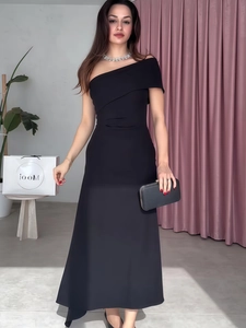 Elegant one-shoulder black evening maxi dress with slim fit for formal occasions