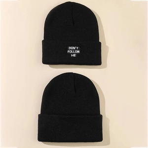 Ensemble de bonnets en maille noire avec motif côtelé et texte Don't Follow Me
