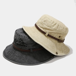 Dettaglio di cappelli da sole outdoor con ricamo e cinturino in pelle con fibbia in metallo