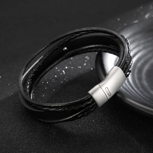 Bracciale multistrato in pelle intrecciata da uomo con chiusura magnetica in acciaio