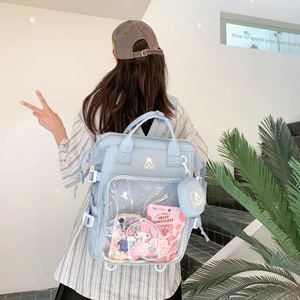 Detailansicht der hellblauen Ita-Bag mit transparentem Fenster und Segeltuch-Oberfläche