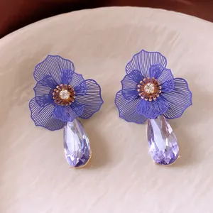 Boucles d'oreilles fleur élégantes en cordon bleu avec pendentifs en cristal violet