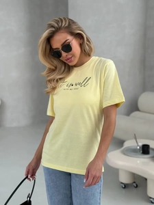 Κοντινό πλάνο κίτρινου βαμβακερού T-shirt με τύπωμα 'It is well with my soul'