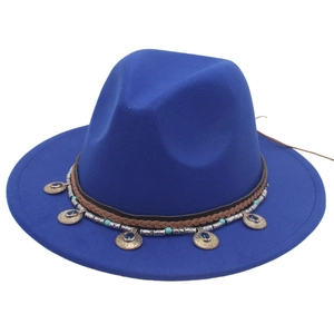 Dettaglio del cappello fedora blu reale con perline etniche e ciondoli in argento vintage