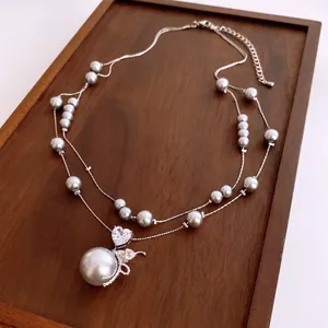 Collier double rang en perles grises avec pendentif cœur en zircon et finition argent