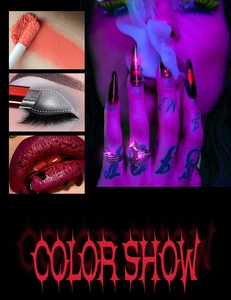 Gothic-Makeup-Set mit Herz-Kunstnägeln und Totenkopfringen unter lila Neonlicht