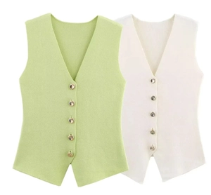 Detalle de chalecos de punto en verde claro y blanco con botones dorados y cuello en V