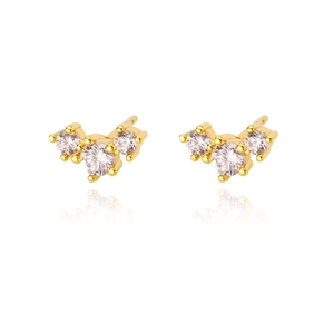 Orecchini a perno minimalisti placcati oro 18k con zirconi su sfondo bianco puro