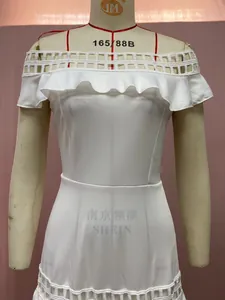 Detailansicht des schulterfreien Ausschnitts mit hohler Spitze und Rüschen an diesem Kleid
