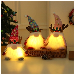 Détail de gnomes de Noël LED lumineux avec bonnets tricotés et lumières chaleureuses