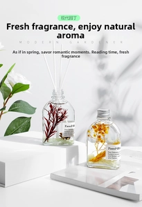 Détail de diffuseurs de parfum en verre avec feuilles d'automne et fleurs séchées