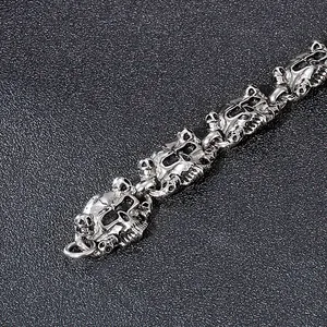 Gros plan détaillé du bracelet gourmette tête de mort punk en acier inoxydable