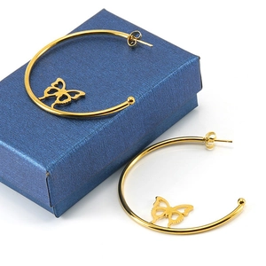 Orecchini a cerchio in acciaio inossidabile 18K con farfalle su una confezione regalo