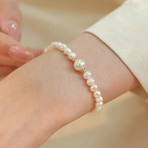 Elegantes Süßwasserperlenarmband mit Barockperle und goldenen Akzenten für Damen