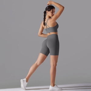Dettaglio del set pantaloncini da ciclista senza cuciture a vita alta e reggiseno grigio