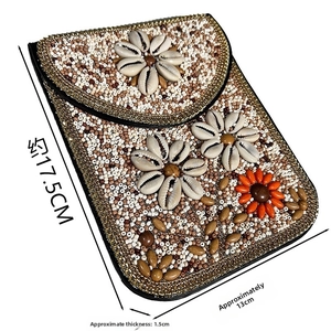 Vue détaillée du sac perlé fait main avec motifs de coquillages et dimensions