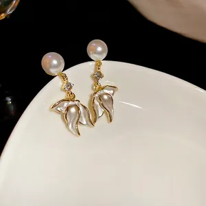 Boucles d'oreilles perles à pampilles avec ailes dorées et zircons scintillants