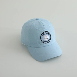 Nahaufnahme einer hellblauen Kinder-Baseballkappe mit einem Wolken-Stickerei-Patch.
