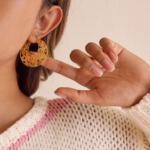 Boucles d'oreilles vintage en acier plaqué or 18K avec motif dentelle ajourée