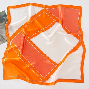 Foulard in seta da donna con stampa geometrica arancione e bianca stile alla moda