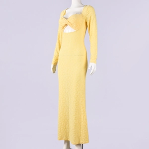 Détail de la robe en dentelle jaune avec découpes torsadées et texture florale précise
