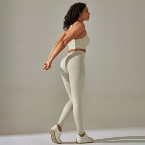 Seitenansicht des cremefarbenen Yoga-Sets mit nahtloser High-Waist-Leggings und Bra