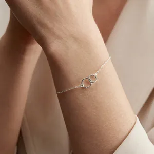 Bracelet Minimaliste en Acier Inoxydable Avec Doubles Cercles Entrelacés Texture Martelée Bijoux de Mode Cadeau pour Femme