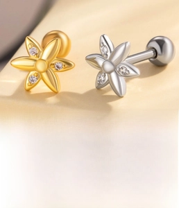 Specifiche dettagliate dei mini piercing floreali in acciaio al titanio con zirconi e vite