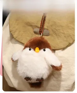 Détail d'un porte-clés oiseau en peluche avec fourrure marron sur un sac en toile