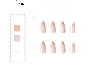 Dettaglio di unghie finte a mandorla con punte French bianche e base rosa nudo