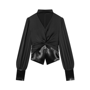 Elegante camicia nera con scollo a V, dettaglio a torsione e maniche a sbuffo in raso