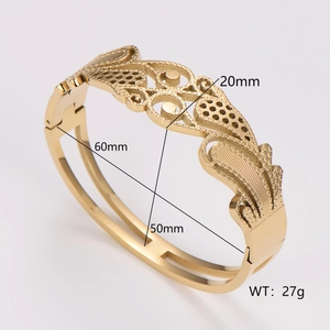 Dettaglio bracciale rigido dorato a spiga di grano, larghezza 20mm e diametro 60mm