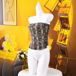 Détail du haut bustier dos nu avec imprimé peau de serpent marron et coupe ajustée