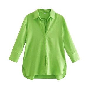 Camicia in lino verde erba a maniche lunghe con spacchi laterali e colletto classico