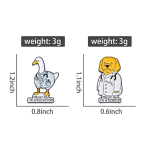 Vue détaillée montrant les dimensions et le poids des épinglettes de docteur canard et chien