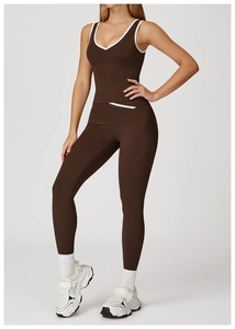 Detail van witte contrastranden op yoga-leggings met hoge taille en V-hals top