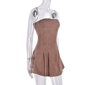 Détail d'une mini robe bustier en jean délavé marron sur un mannequin de profil
