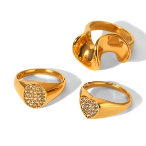 Set di tre anelli dorati in acciaio inossidabile con strass a cuore e tondi