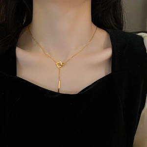 Primo piano di una collana con pendente quadrato geometrico placcato oro sul collo