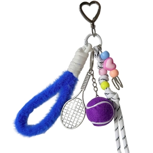 Portachiavi da tennis creativo con anello in peluche, racchetta e perle colorate