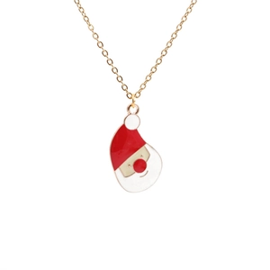 Collana dorata con ciondolo di Babbo Natale in smalto rosso e bianco su sfondo bianco