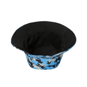 Détail du chapeau bob réversible bleu ciel avec motifs de chevaux noirs et coutures renforcées