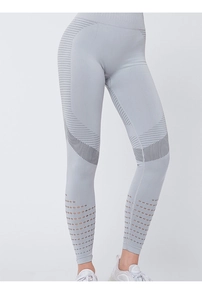 Dettaglio dei leggings yoga grigio chiaro a vita alta con inserti in mesh e costine