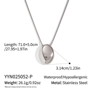 Détail du long collier chaîne et pendentif haricot poli en acier inoxydable plaqué or 18K