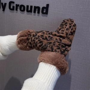 Dettaglio di guanti invernali leopardati con polsini in peluche e fodera termica