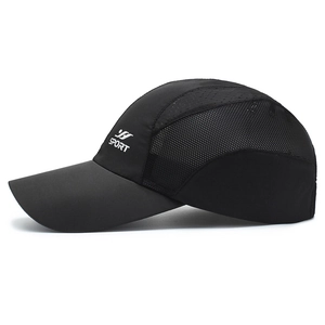 Berretto sportivo nero da uomo in tessuto traspirante a rete con logo SPORT