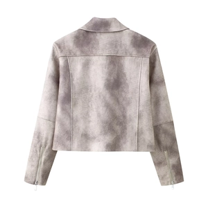 Vista posteriore giacca corta in finta pelle scamosciata tie-dye con risvolto e zip manica