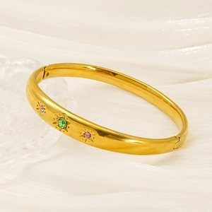 Bracelet tendance en acier titane doré pour femmes avec pierres colorées sur fond de soie